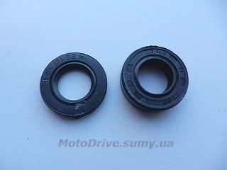 Сальники двигуна F80 (пара).